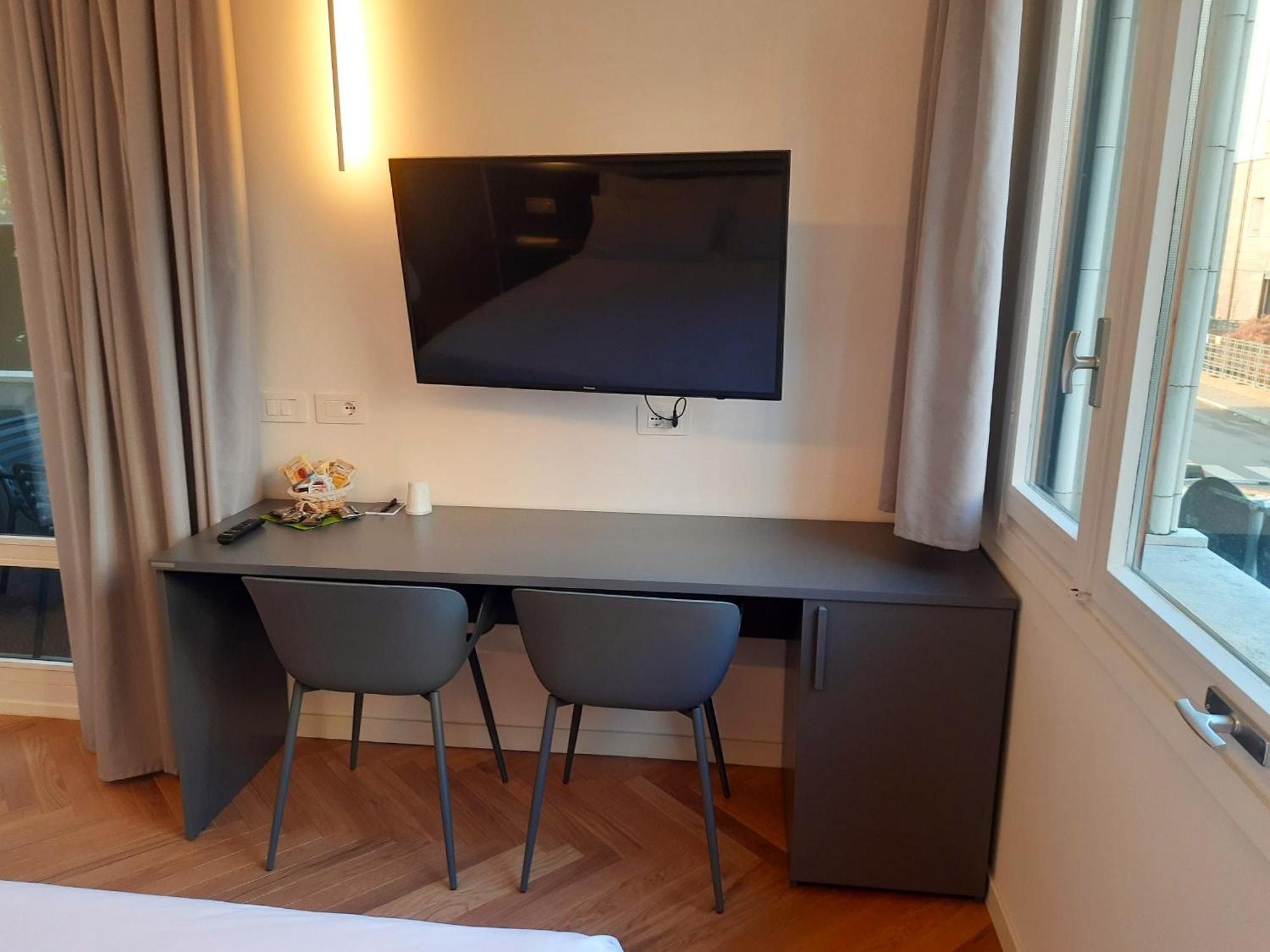 Mako Suites - Centro E Stazione Монца Екстер'єр фото